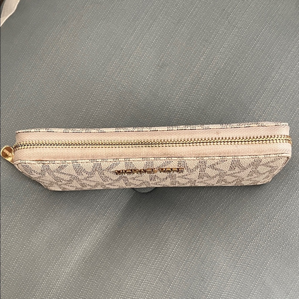 Michael Kors Monogram Key & Card Holder in Cream - Picture 5 of 16